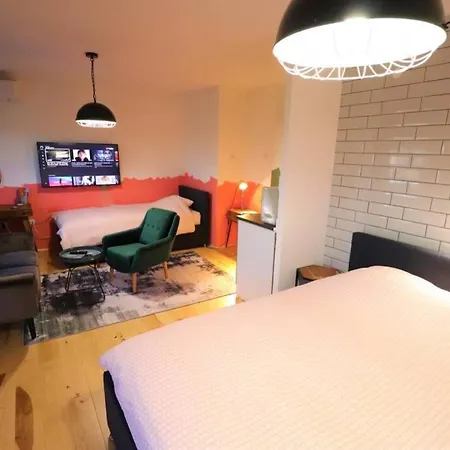 Room Emma,Between Bus And Train Station,Netflix,Speed Wi-Fi Zagreb Extérieur photo