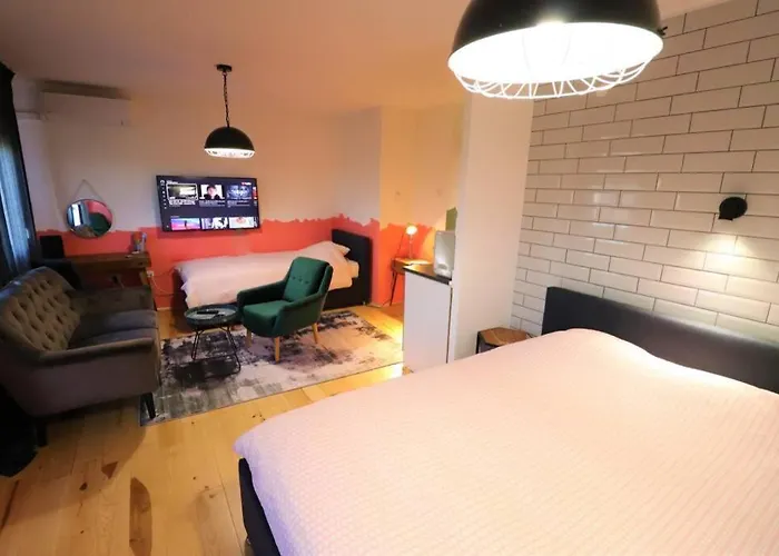 Room Emma,Between Bus And Train Station,Netflix,Speed Wi-Fi