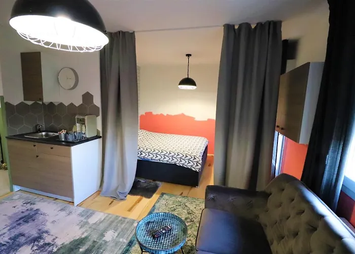 Room Emma,Between Bus And Train Station,Netflix,Speed Wi-Fi