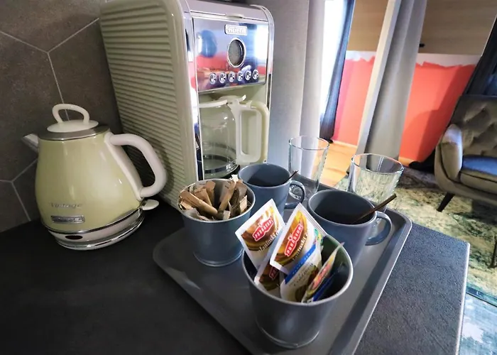 Room Emma,Between Bus And Train Station,Netflix,Speed Wi-Fi
