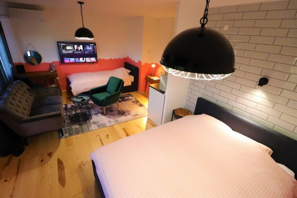 Emma,between Bus And Train Station,netflix,speed Wi-fi Appartement