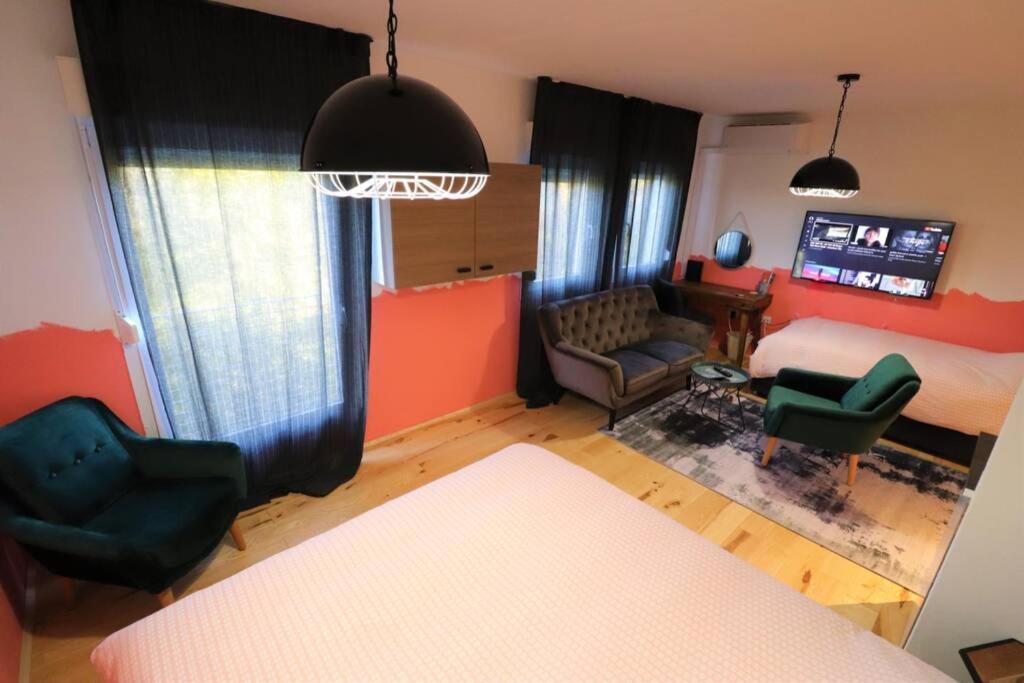Emma,between Bus And Train Station,netflix,speed Wi-fi Zagreb