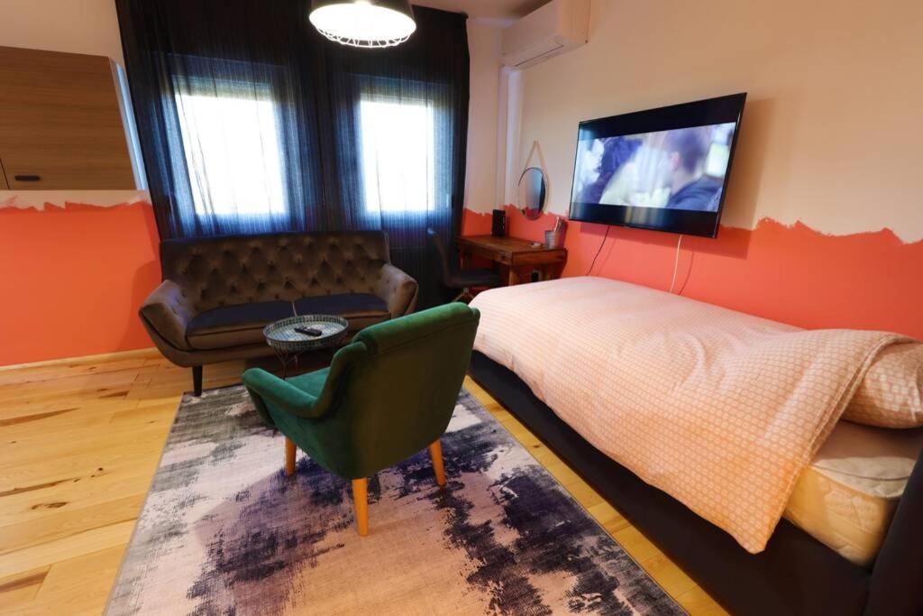 Emma,between Bus And Train Station,netflix,speed Wi-fi * Zagreb