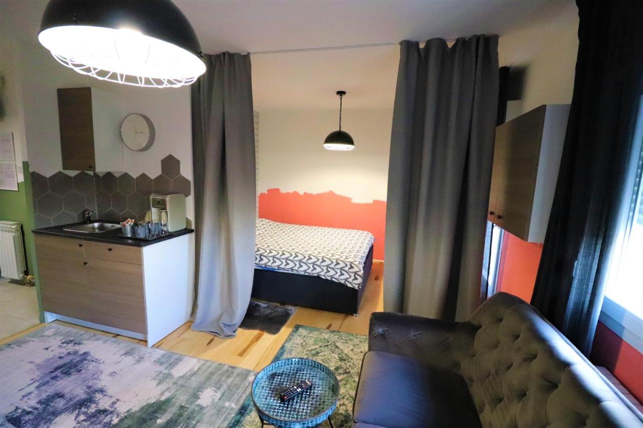 Emma,between Bus And Train Station,netflix,speed Wi-fi Zagreb